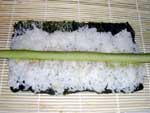 Ta litt wasabi på fingerenn og spre tynt over midten av risen. Legg ingrediensene du vil ha i sushirullen oppå wasabien